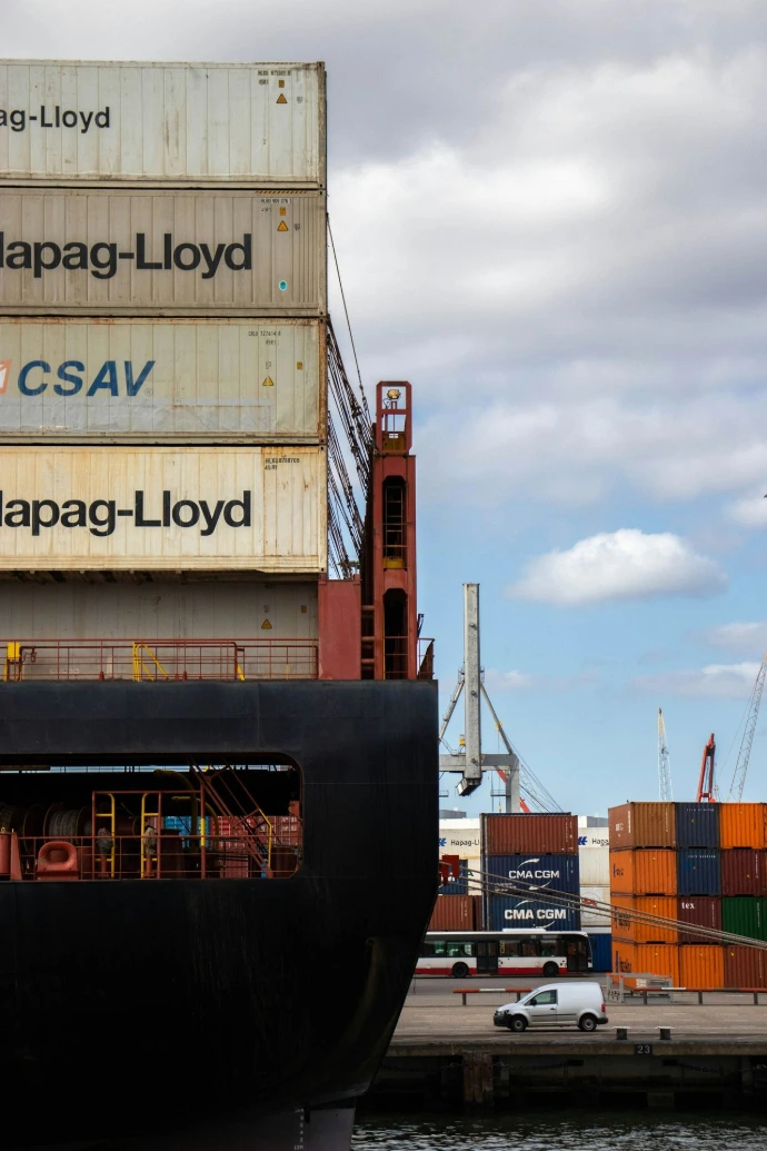 Nave portacontainer ormeggiata in un porto belga